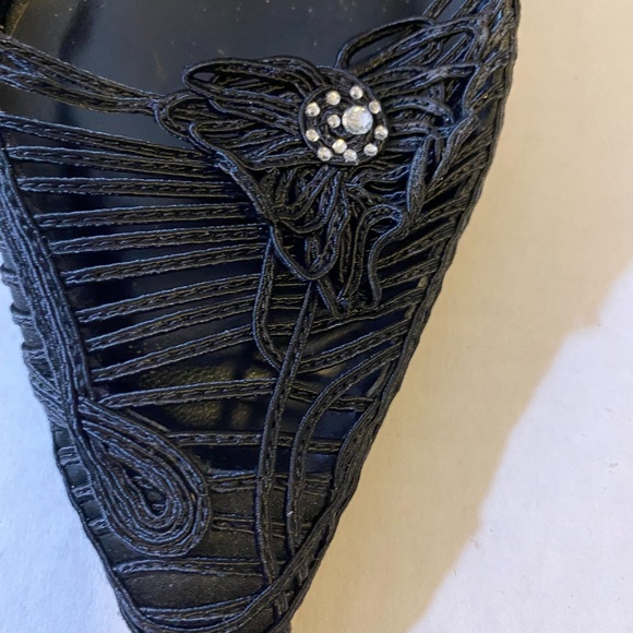 Black Michael 4 1/2” Pointe Toe Satin Pumps Decorative Stitching. - Picture 5 of 6